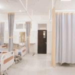Oceny wnętrz i rozwiązania kontrolne w placówkach opieki zdrowotnej zorientowane na użytkowników: krytyczny przegląd percepcji regeneracyjnej