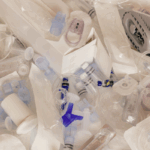 Analiza środowiskowych i ekonomicznych korzyści recyklingu odpadów medycznych z tworzyw sztucznych w szpitalach