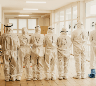 Ograniczanie ryzyka związanego z wentylacją i filtracją powietrza w pomieszczeniach wieloosobowych w kontekście przenoszenia SARS-CoV-2: wieloośrodkowe badanie z grupą kontrolną z wynikiem negatywnym