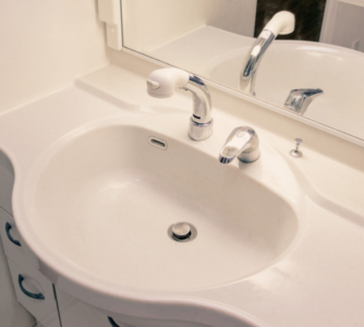 Narażenie na patogeny oportunistyczne pochodzące z odpływów szpitalnych umywalek w wyniku emisji aerozoli