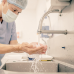 Skuteczność pianowego środka dezynfekującego w redukcji skażenia patogenami w odnowionych umywalkach w salach szpitalnych: randomizowane badanie kontrolowane