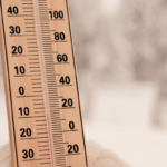 Temperatura otoczenia oraz zmienność temperatury między kolejnymi dniami a hospitalizacje pacjentów stacjonarnych w Wielkiej Brytanii