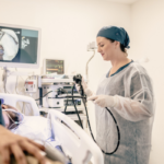 Charakterystyka emisji cząstek i ryzyka narażenia na drobnoustroje w pracowni endoskopowej