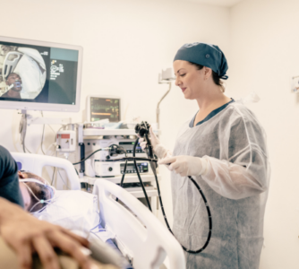 Charakterystyka emisji cząstek i ryzyka narażenia na drobnoustroje w pracowni endoskopowej