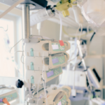 Czy środowisko szpitalne jest pomijanym źródłem zakażeń bakteriami Gram-ujemnymi u pacjentów w stanie krytycznym? Ognisko zakażeń Klebsiella pneumoniae niewykazującej wielolekooporności na oddziale intensywnej terapii w Irlandii