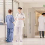 Niewidzialni pasażerowie szpitala - Od kurtki do łóżka pacjenta – dlaczego okrycia wierzchnie, maseczki i fartuchy mają znaczenie