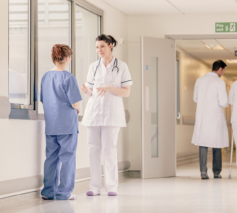 Niewidzialni pasażerowie szpitala – Od kurtki do łóżka pacjenta – dlaczego okrycia wierzchnie, maseczki i fartuchy mają znaczenie