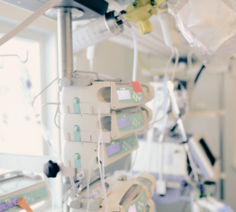 Czy środowisko szpitalne jest pomijanym źródłem zakażeń bakteriami Gram-ujemnymi u pacjentów w stanie krytycznym? Ognisko zakażeń Klebsiella pneumoniae niewykazującej wielolekooporności na oddziale intensywnej terapii w Irlandii