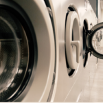 Badanie emisji i charakterystyki mikroplastików unoszących się w powietrzu w środowisku pralni szpitalnych