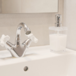 Zmieniające się w czasie wzorce skażenia mikrobiologicznego w umywalkach po ich zainstalowaniu