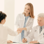 Ryzyko zakażeń przenoszonych drogą powietrzną między pacjentami i personelem medycznym przy różnych strategiach rozprowadzania powietrza – badania w komorze laboratoryjnej