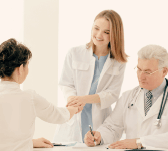 Ryzyko zakażeń przenoszonych drogą powietrzną między pacjentami i personelem medycznym przy różnych strategiach rozprowadzania powietrza – badania w komorze laboratoryjnej