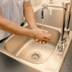 Retrospektywna analiza genotypowania izolatów klinicznych i środowiskowych ujawnia utrzymywanie się Pseudomonas aeruginosa w instalacji wodociągowej dużego specjalistycznego szpitala dziecięcego w Anglii
